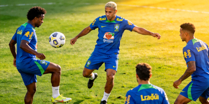 巴西队球员在训练中展示精湛技术的精彩瞬间